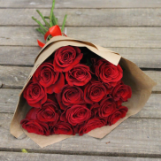 11 красных роз в крафтовой бумаге 